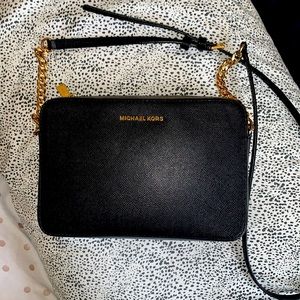 Michael Kors Shoulder Bag. 9in.(wide) 6.5in. (Tall) 3 Pockets inside.